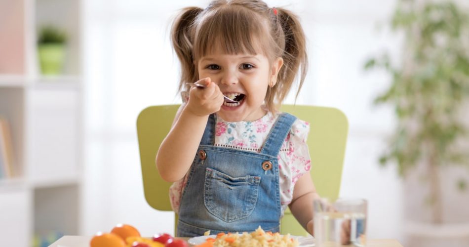 crianca-comendo-comida-saudavel-min